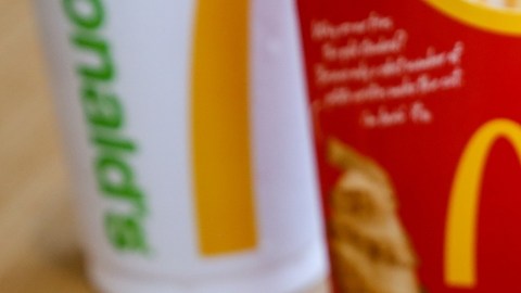 Imagen de una hamburguesa Big Mac de McDonalds, junto con un vaso de refresco y unas papas fritas.