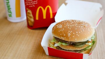 Imagen de una hamburguesa Big Mac de McDonalds, junto con un vaso de refresco y unas papas fritas.