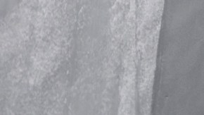 Imagen de una manta de color negro con la frase BuzzBedd News y Huffpost.