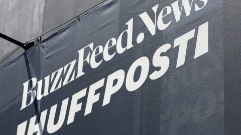 Imagen de una manta de color negro con la frase BuzzBedd News y Huffpost.
