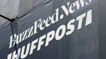 Imagen de una manta de color negro con la frase BuzzBedd News y Huffpost.