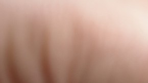 Imagen de unas manos que cortan una tarjeta de crédito con unas tijeras.