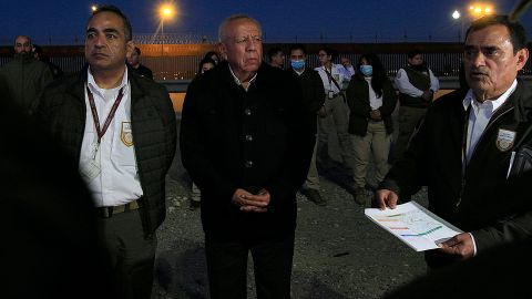 El comisionado del Instituto Nacional de Migración, Francisco Garduño aparece al centro en esta foto de archivo.