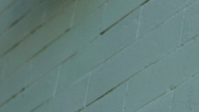 Imagen de un letrero de contratación pegado en la ventana de un negocio.