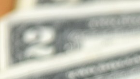 Imagen de varios billetes apilados, unos sobre otros.