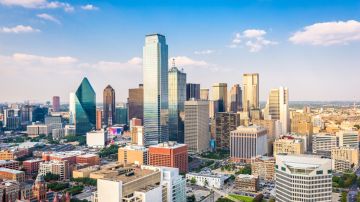 Imagen del horizonte de la ciudad de Dallas, Texas, en el que se ven varios edificios.
