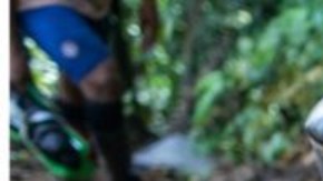 Los adultos cargan a los niños en los tramos más difíciles del cruce por el Darién.