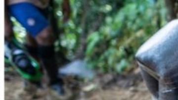 Los adultos cargan a los niños en los tramos más difíciles del cruce por el Darién.