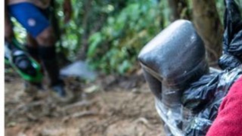 Los adultos cargan a los niños en los tramos más difíciles del cruce por el Darién.