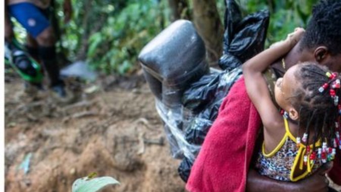 Los adultos cargan a los niños en los tramos más difíciles del cruce por el Darién.