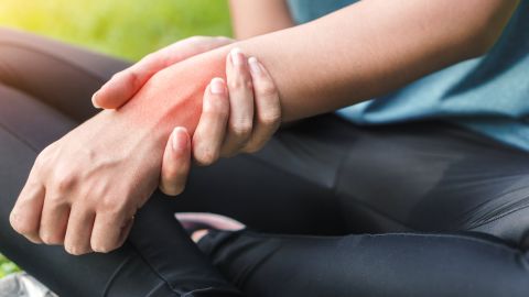 El dolor en la muñeca izquierda puede ser un mensaje espiritual.