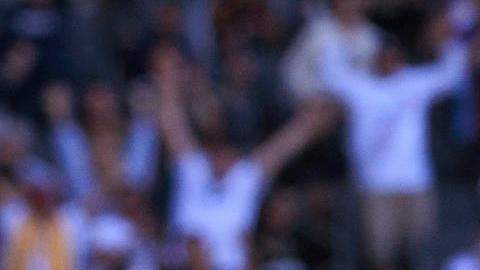 Javier Hernández (centro) celebra un gol del Galaxy durante el partido contra LAFC en Carson.