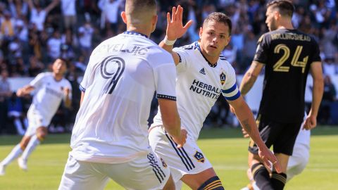 Javier Hernández (centro) celebra un gol del Galaxy durante el partido contra LAFC en Carson.