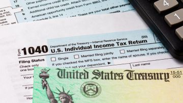 Imagen de varios formularios de impuestos y de un cheque de reembolso.