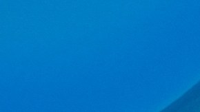 Imagen de la cajuela de un carro en color azul, con una insignia que especifica el uso de flex fuel.