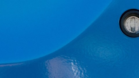 Imagen de la cajuela de un carro en color azul, con una insignia que especifica el uso de flex fuel.