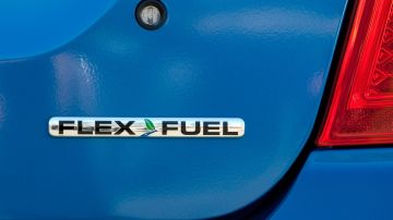 Imagen de la cajuela de un carro en color azul, con una insignia que especifica el uso de flex fuel.