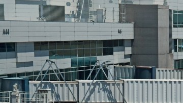 Imagen de un avión de Frontier Airlines aparcado en un aeropuerto.