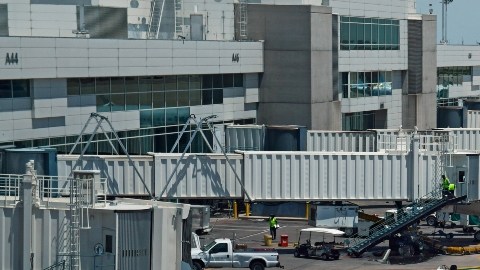 Imagen de un avión de Frontier Airlines aparcado en un aeropuerto.