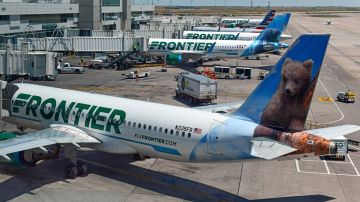 Imagen de un avión de Frontier Airlines aparcado en un aeropuerto.