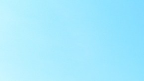 Imagen de una tienda de la marca IKEA con la fachada de color azul y un gran letrero con letras amarillas.