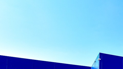 Imagen de una tienda de la marca IKEA con la fachada de color azul y un gran letrero con letras amarillas.