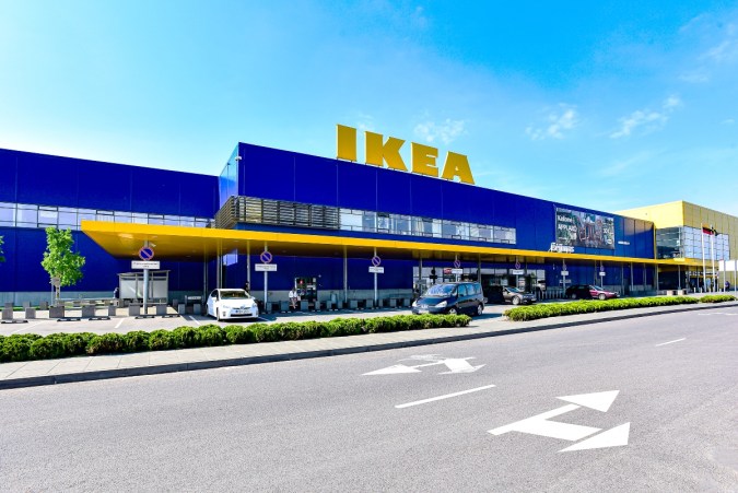 Imagen de una tienda de la marca IKEA con la fachada de color azul y un gran letrero con letras amarillas.