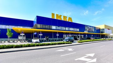 Imagen de una tienda de la marca IKEA con la fachada de color azul y un gran letrero con letras amarillas.