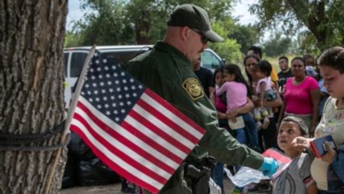 Las autoridades de EE.UU. quieren evitar la acumulación de migrantes en las fronteras.