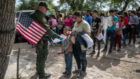 Las autoridades de EE.UU. quieren evitar la acumulación de migrantes en las fronteras.