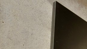 Imagen de una placa de acero dorado con las letras del banco JP Morgan.