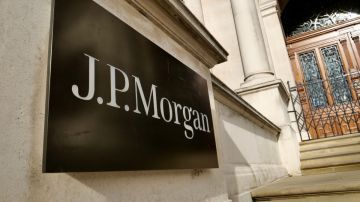 Imagen de una placa de acero dorado con las letras del banco JP Morgan.