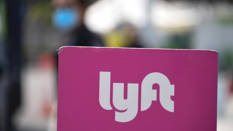 Imagen de un logotipo de Lyft, en color rosa y blanco.