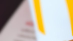 Imagen de una hamburguesa de la cadena McDonald’s de la línea Big Mac, junto con unas papas fritas y un vaso de refresco.