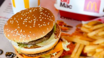 Imagen de una hamburguesa de la cadena McDonald’s de la línea Big Mac, junto con unas papas fritas y un vaso de refresco.