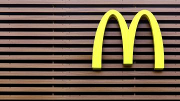 Imagen de la letra M en color amarillo de la cadena de comida rápida McDonald's.