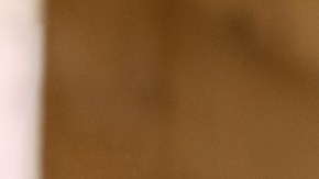 Imagen de dos personas en un segundo plano que sostienen la llave de una vivienda en las manos.