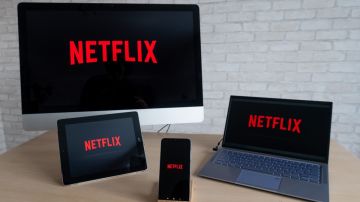 Imagen de varias pantallas de computadoras, teléfonos, y tablets con el logotipo de Netflix.