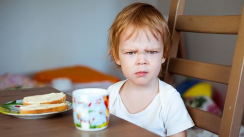 4 frases “tóxicas” que no debes decir a tus hijos pequeños cuando comen