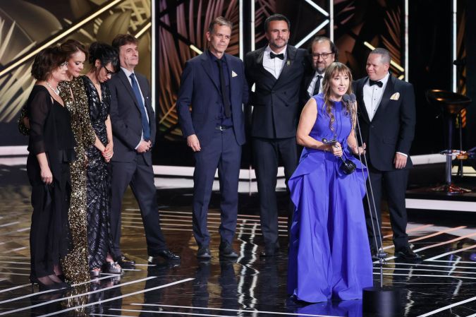El equipo de "Noticia de un secuestro" recogió el Premio Platino a la mejor miniserie o teleserie cinematográfica.