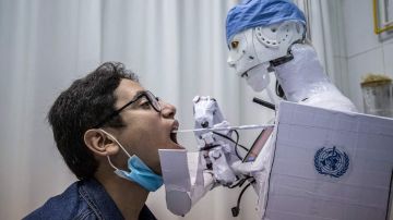 Un estudio frece una primera visión del papel que podrían desempeñar los asistentes de IA en medicina. / Foto: AFP/Getty Image