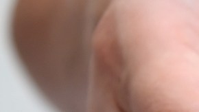 Imagen de una persona que entrega billetes con la mano.