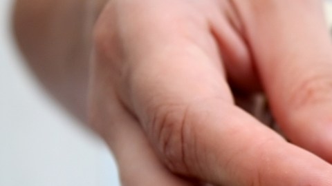 Imagen de una persona que entrega billetes con la mano.