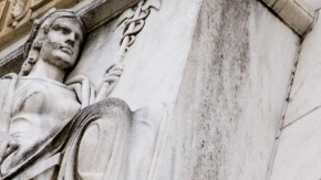 Imagen de un edifico de la Reserva Federal, con una inscripción en piedra.