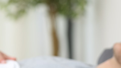Por qué roncamos mientras dormimos y qué podemos hacer para evitarlo