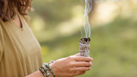 Sahumar los ambientes es una técnica para limpiar la energía.