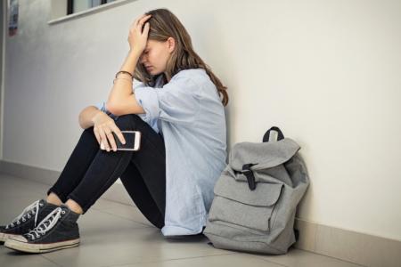 Salud mental de los adolescentes en EE. UU. está en declive y especialmente la de las niñas - La Opinión