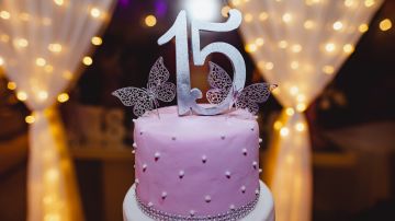 Decoraciones para tortas de quince años que le encantarán a los invitados