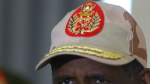 El general Mohamed Hamdan Dagalo (izq) y el general Abdel Fattah al Burhan encabezan poderosas fuerzas rivales.