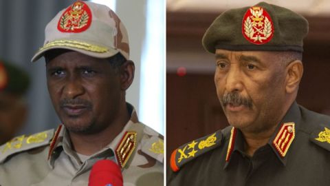 El general Mohamed Hamdan Dagalo (izq) y el general Abdel Fattah al Burhan encabezan poderosas fuerzas rivales.